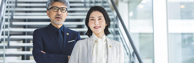 社章バッジを身に着けることによる信頼感