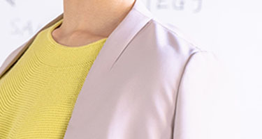 レディーススーツに襟と社章穴がない